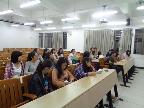 志愿者们在听活动的注意事项