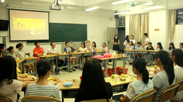 学院领导与同学们欢聚一堂