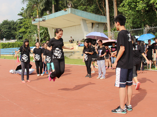 齐心协力跳大绳