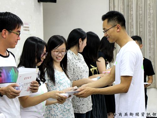 万东方为部长们颁发奖状证书