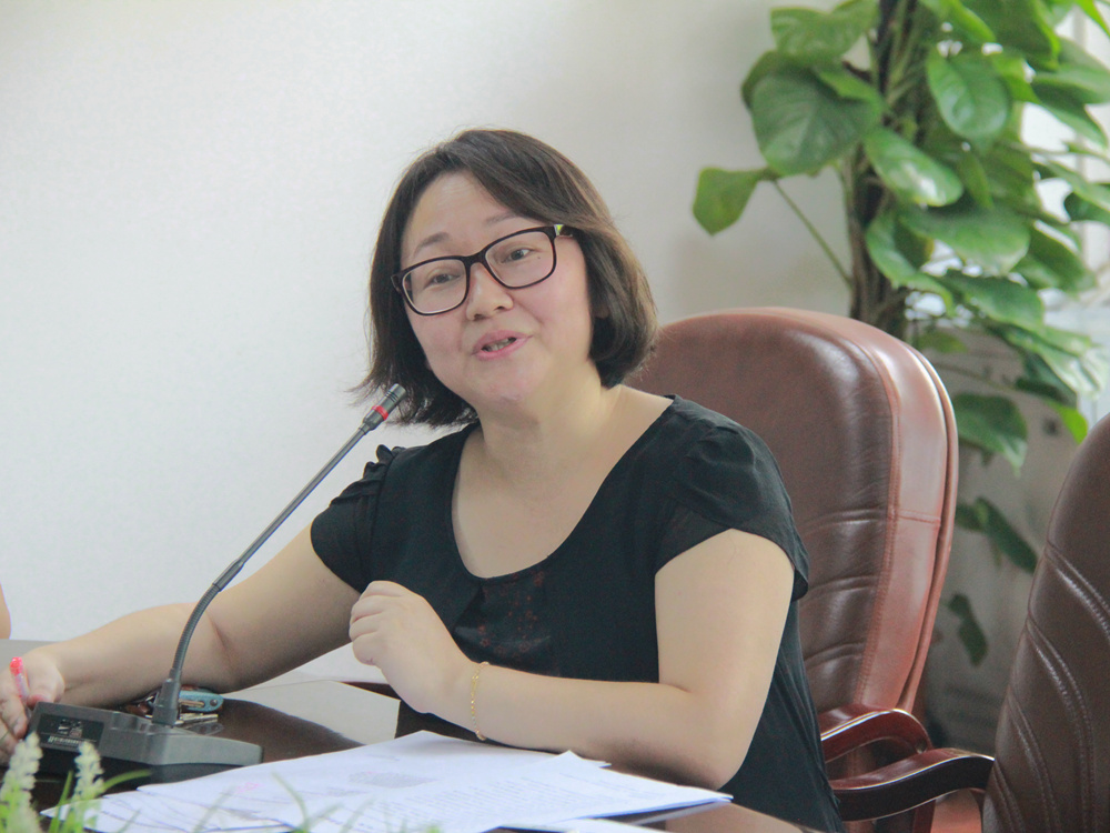 康蕾老师主持会议