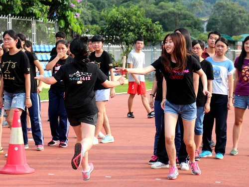 50米接力赛中气氛激烈