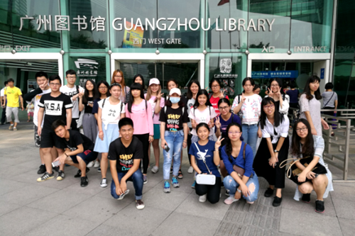 广图前的灿烂笑脸