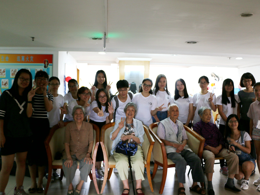 志愿者和老人合照