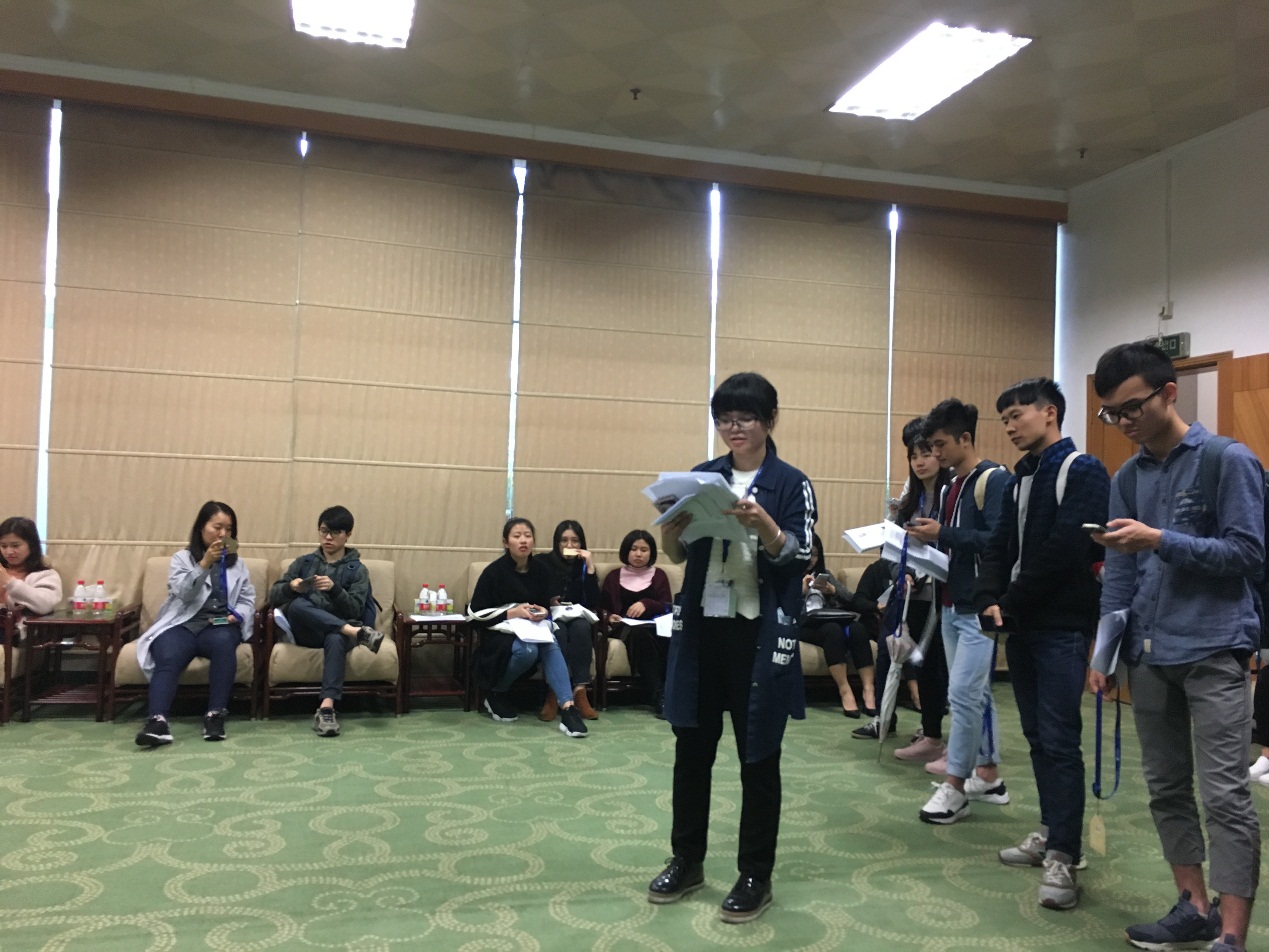 图为“馆员们在认真听培训”