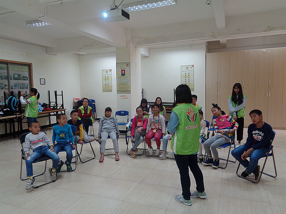 志愿者教小朋友唱雪绒花