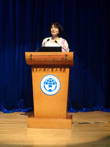 祝黎老师在进行入学教育