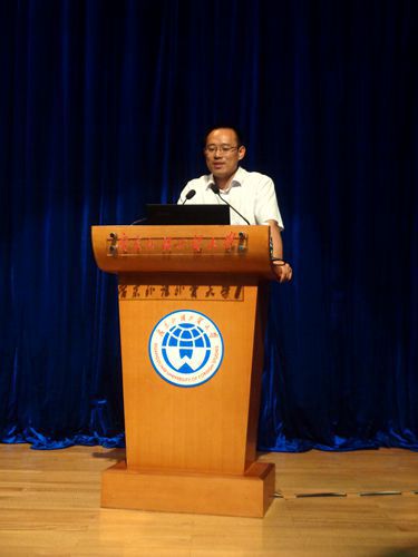 余泽伟老师在进行大学生职业生涯规划指导