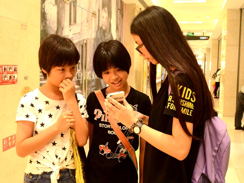 队员与被采访者之间积极沟通