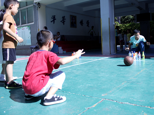 老师与同学一起参与