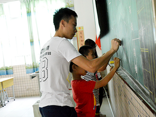 图1.卓卓老师与学生打成一片