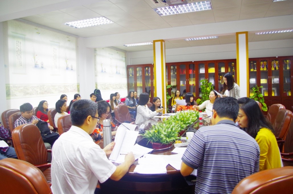 评委老师认真阅读答辩学生材料