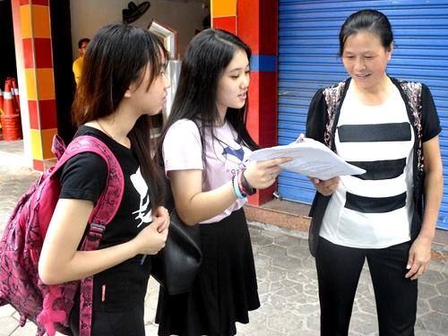 队员们在向当地居民解释本次活动