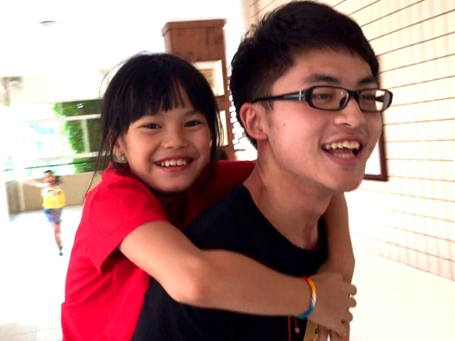 文敏老师课间背学生玩耍