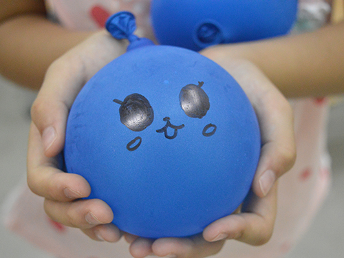 学生送上萌脸水球