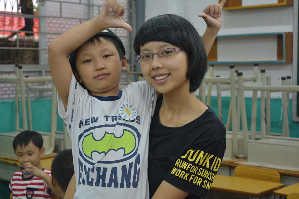 队长与学生合影