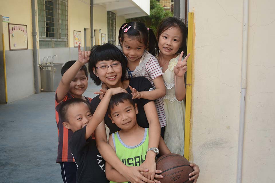 队长与孩子们的温馨一刻