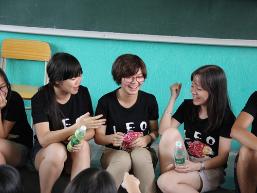 队长梓茵与雷欧队员们一起玩耍