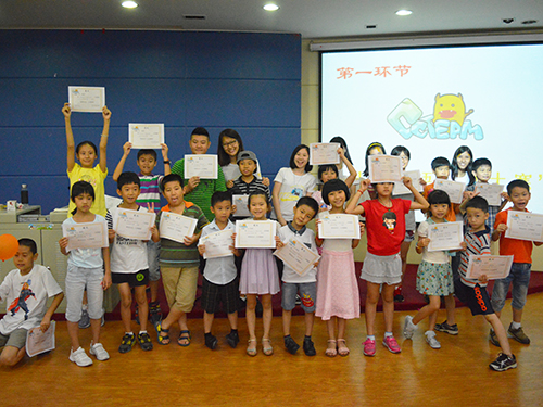 队长“小黄”和一等奖选手合影