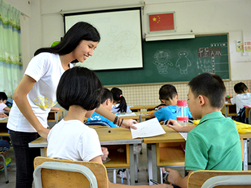 帆帆与孩子互动