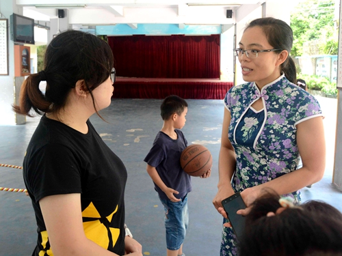 调研组组长对中山市博爱小学校长进行采访