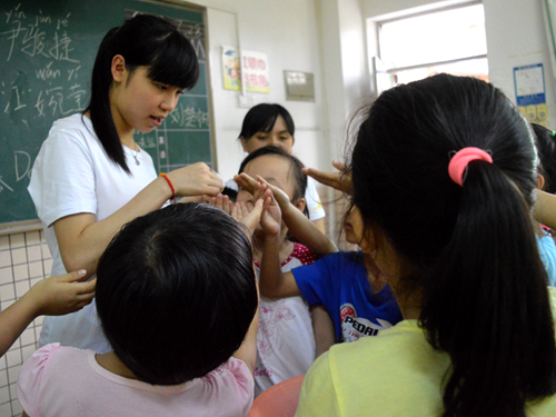 江婉莹老师给B班同学派发实验器材