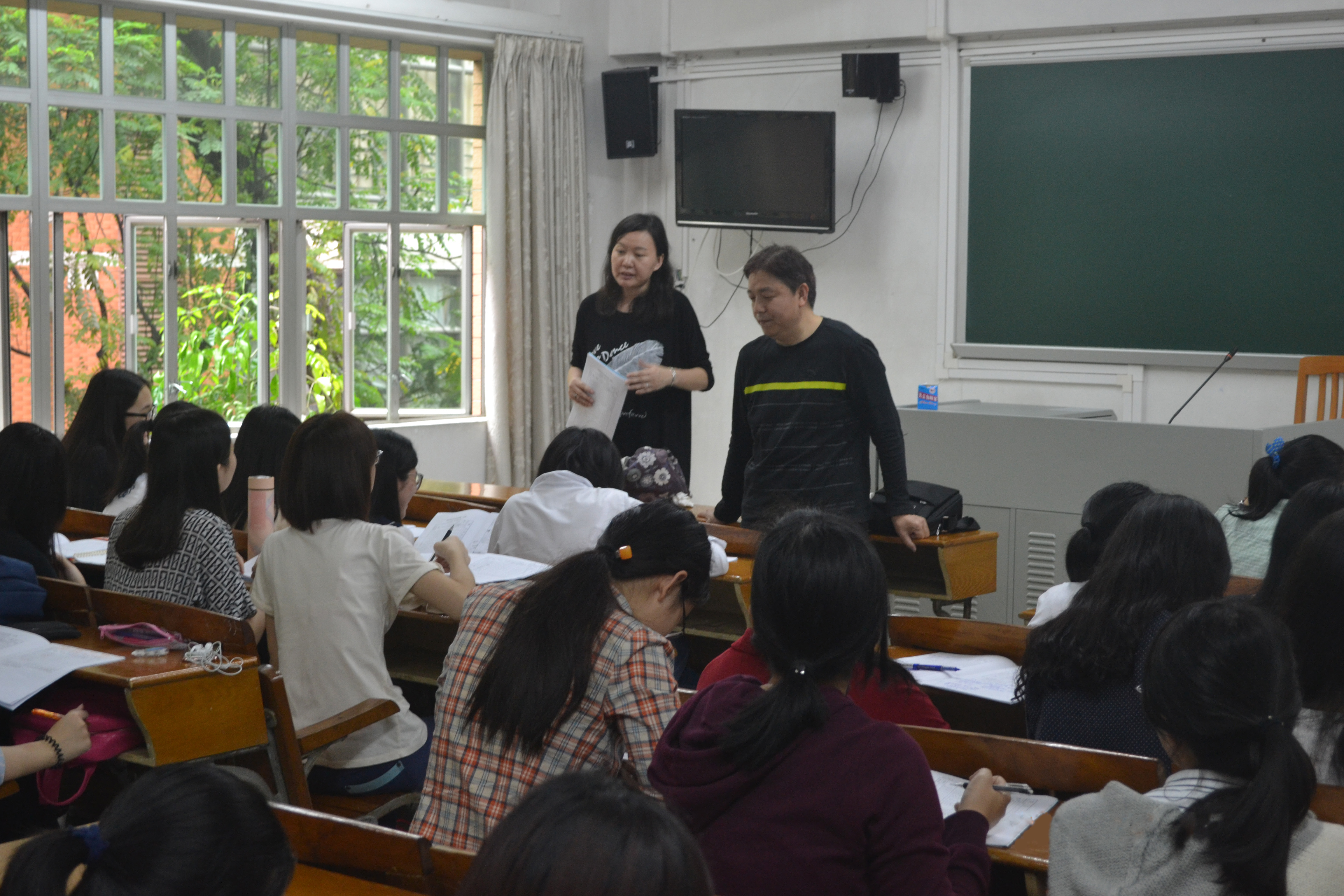 陈潇潇老师、曾宪明老师向学生答疑解惑