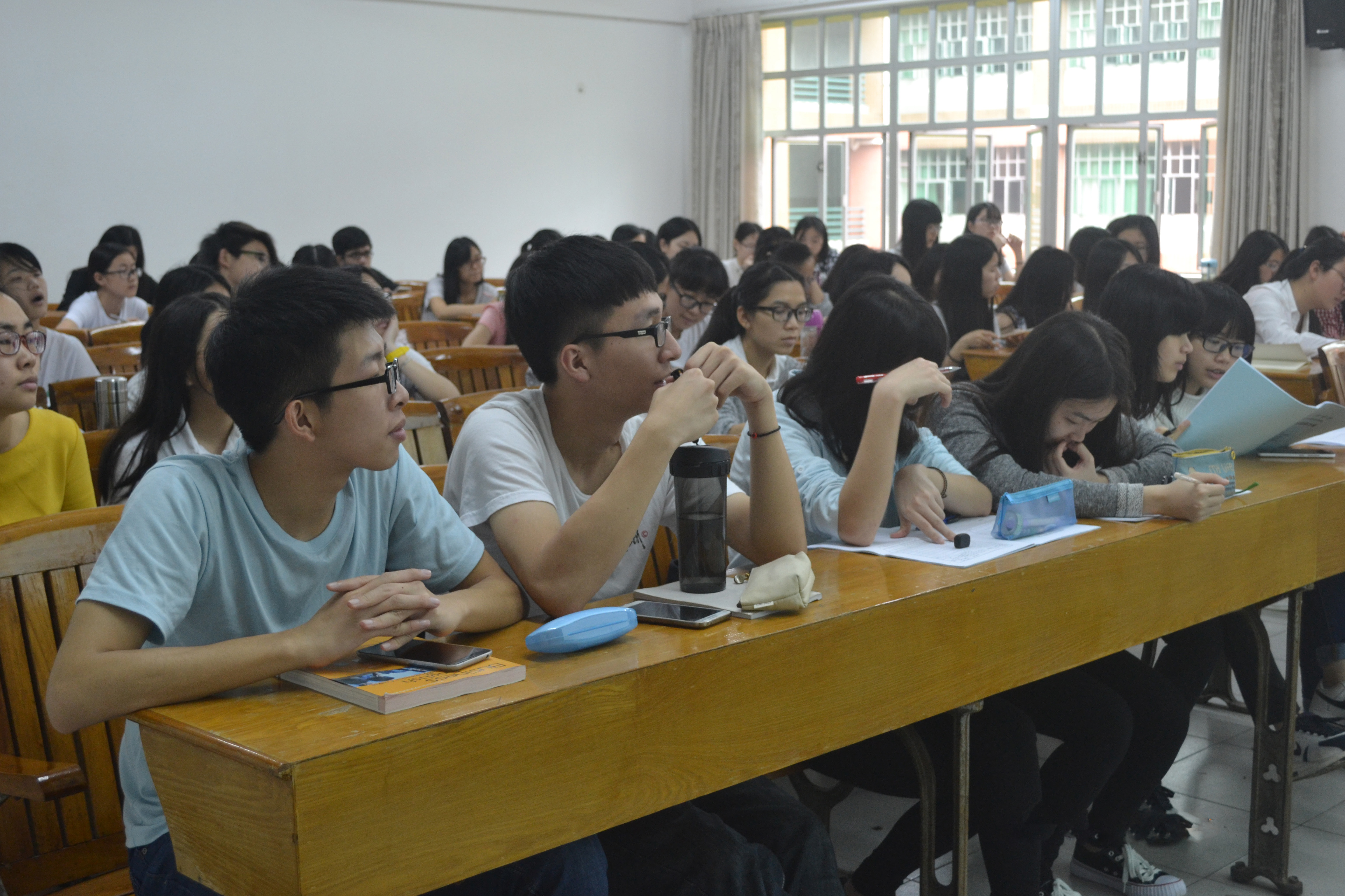 韩永红老师为法律英语专业学生进行专业介绍