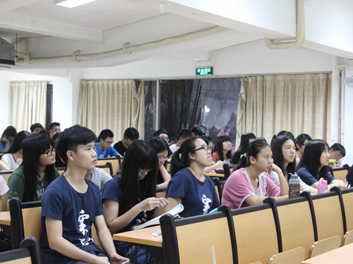 小饼们认真倾听