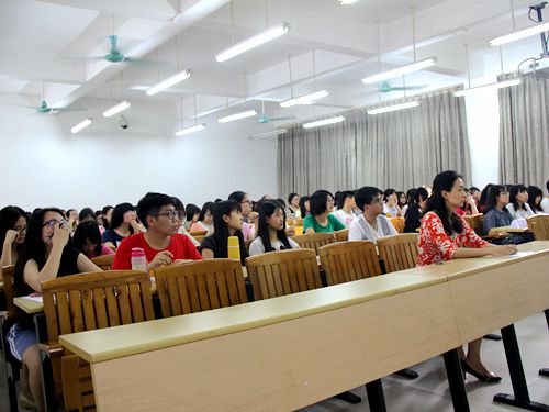 入党积极分子认真听讲