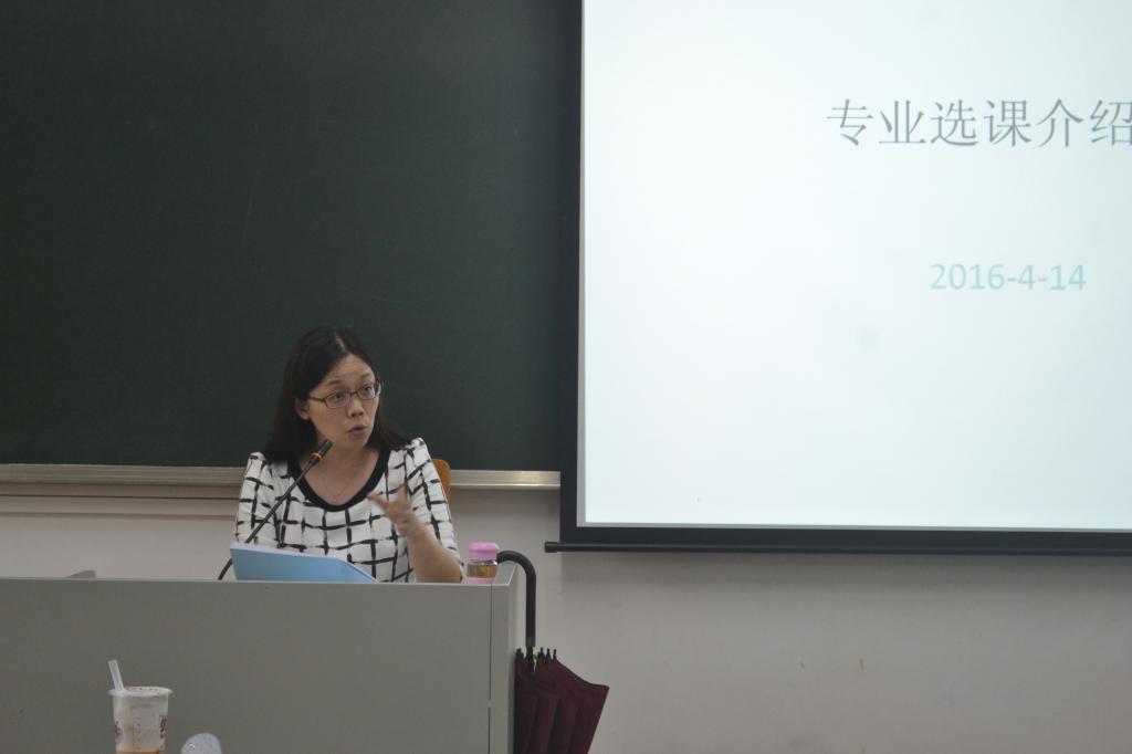 杨丽老师为国际商务管理专业学生讲解课程设置等情况