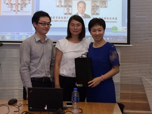 沈璐老师向郑律师和何律师赠送礼物