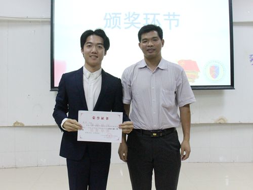 张林茂与一等奖获奖者合影