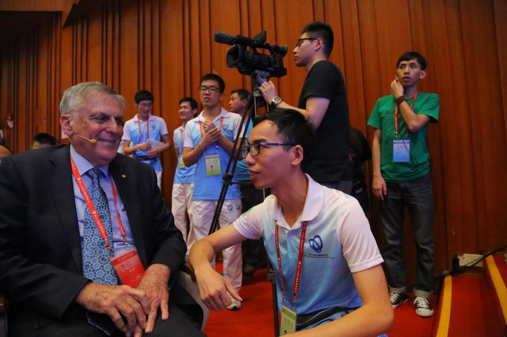 大师与志愿者陈锦标