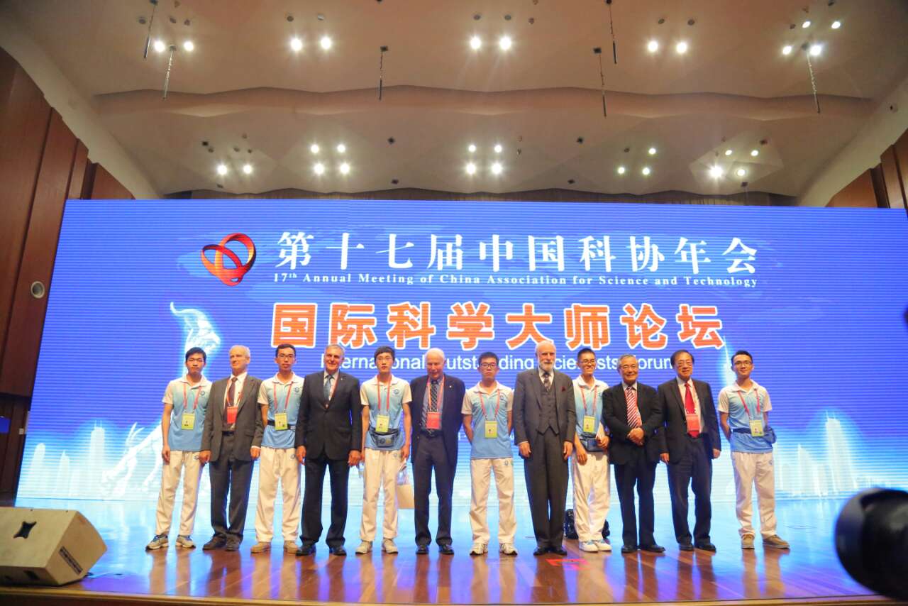 大师与志愿者合影