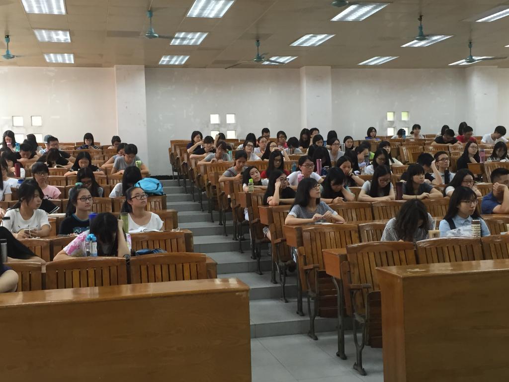 同学们认真记录注意事项