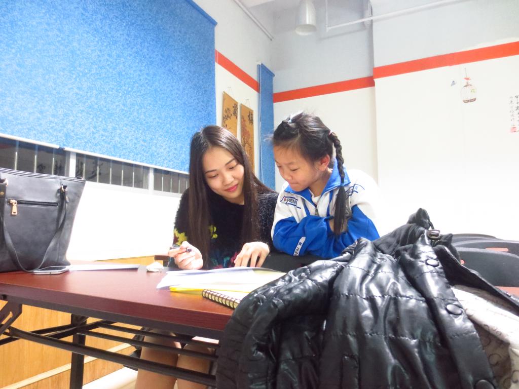 志愿者在辅导小朋友功课