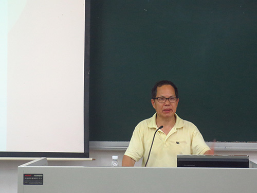 邱书记在讲关于发展党员的知识