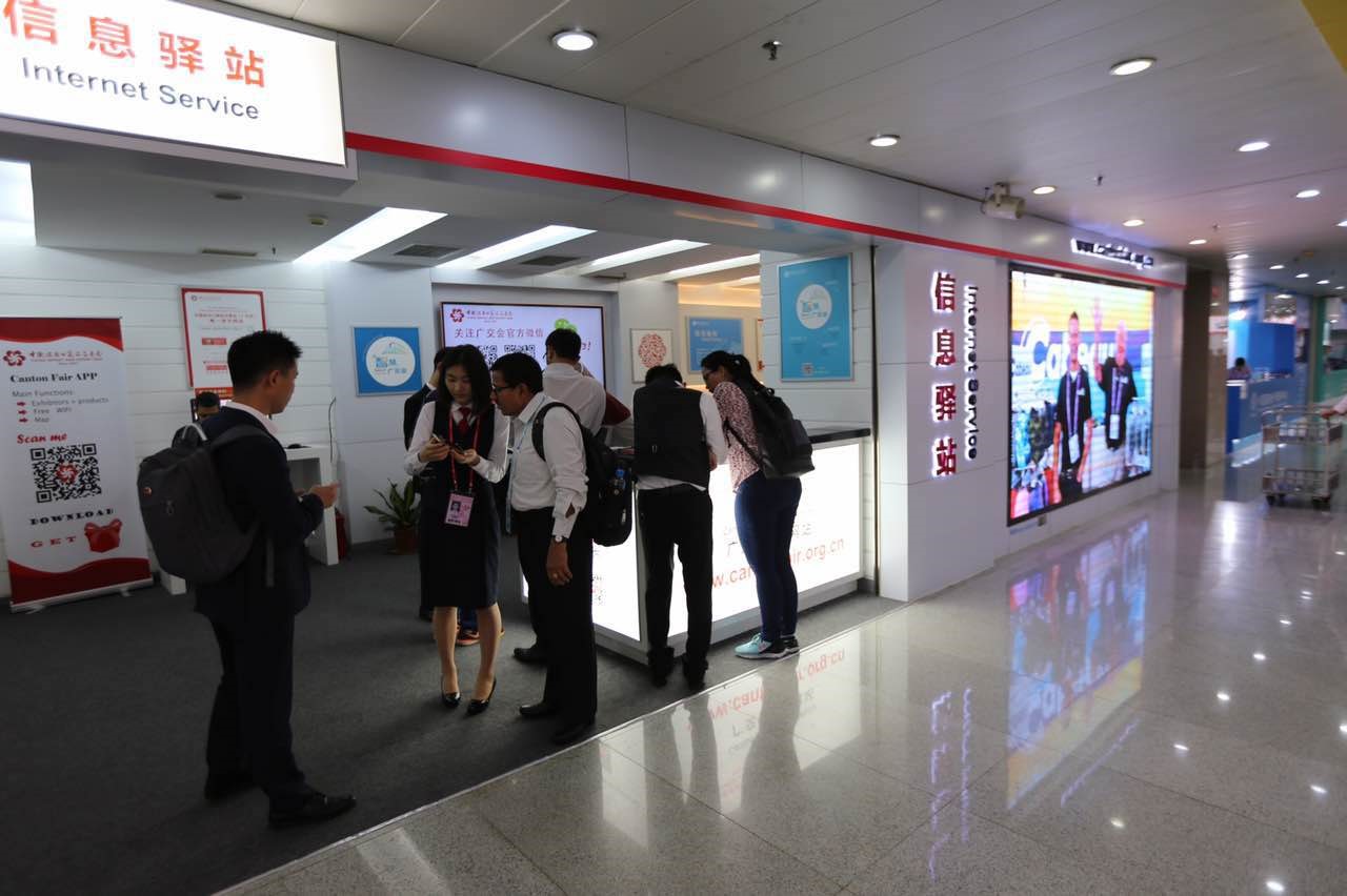 午饭时间仍在忙碌的信息部