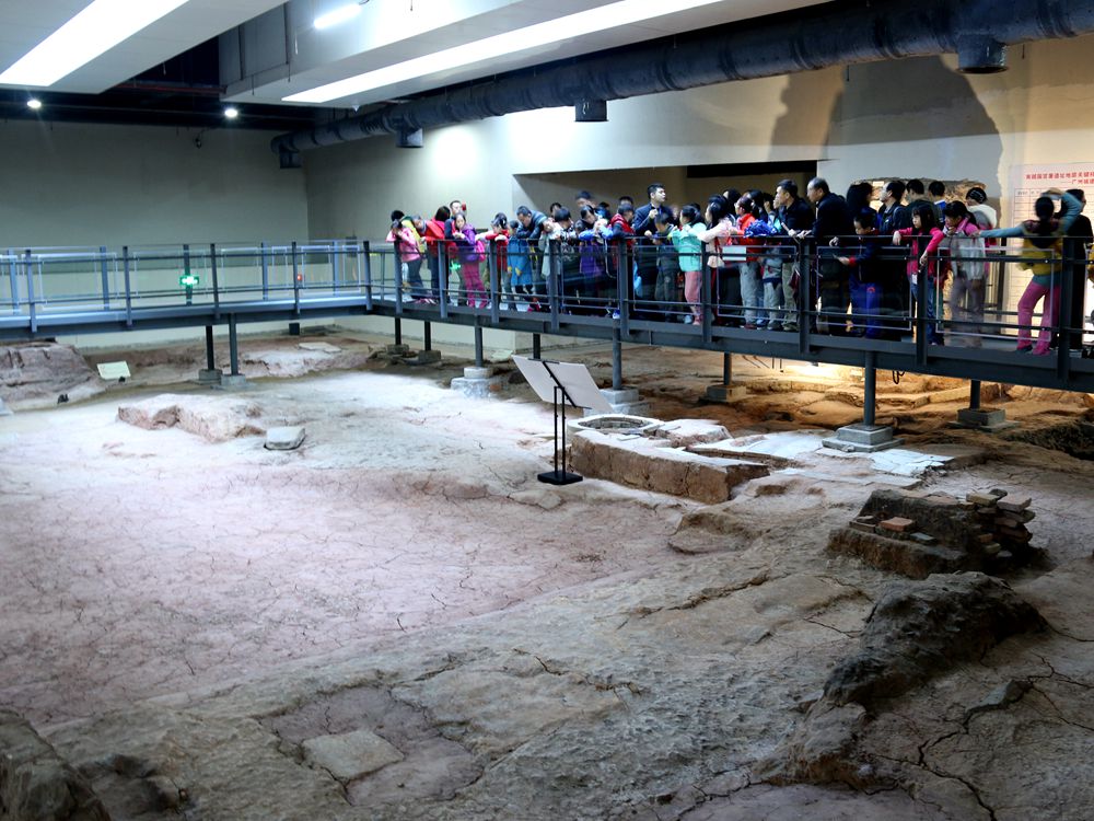 南越王宫博物馆志愿者听讲解