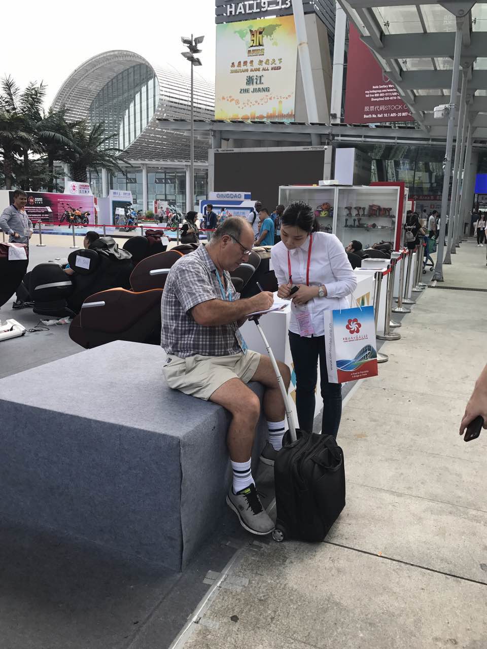 带上眼镜认真填问卷的澳大利亚老爷爷