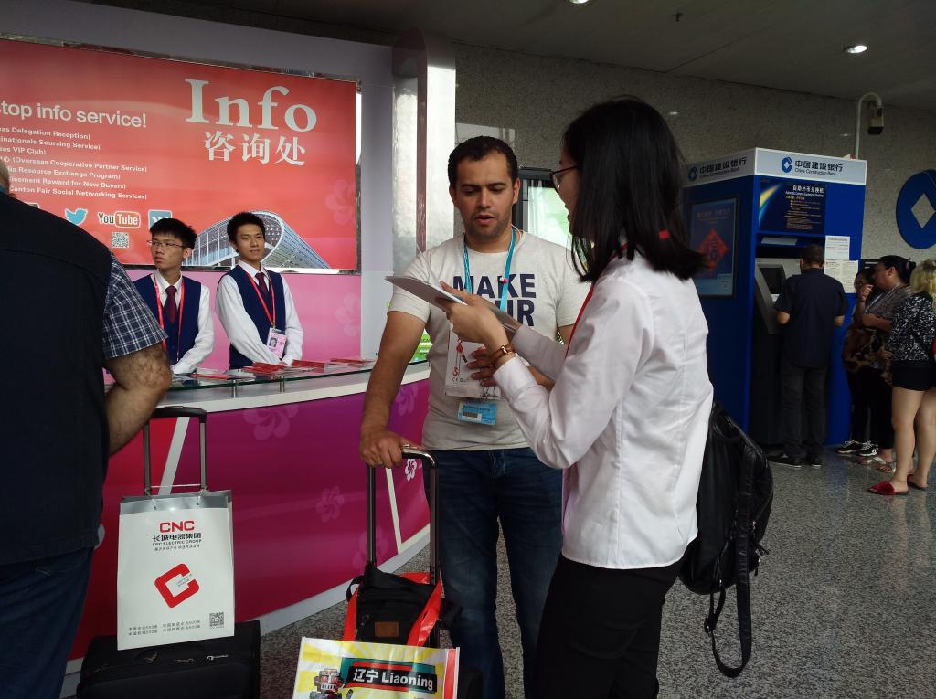 向客商们派发邀请函