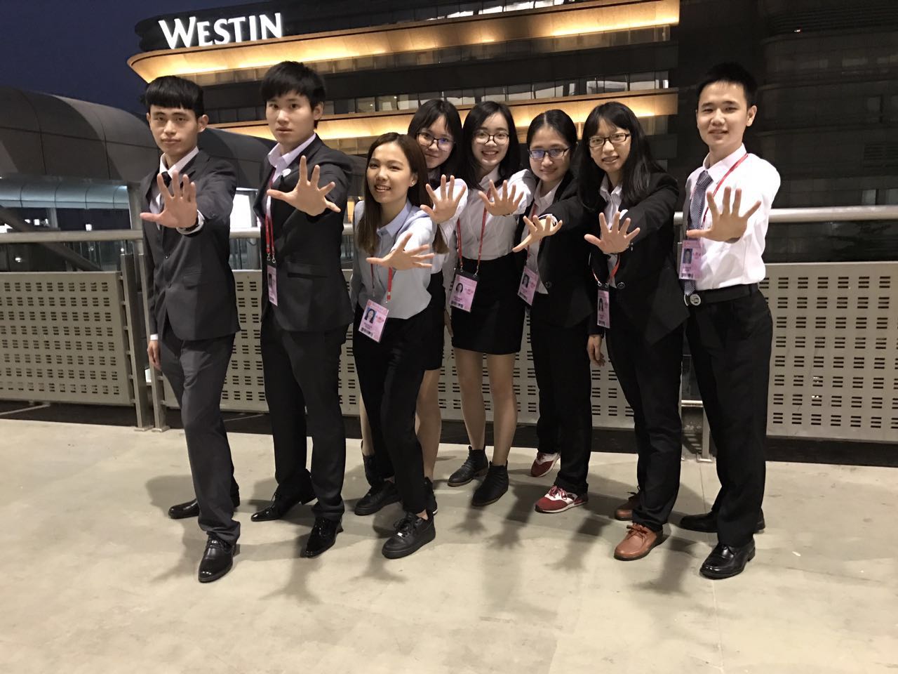 开幕酒会A502的实习生们