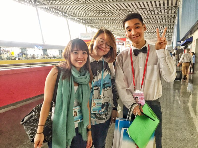 采访后合影留念