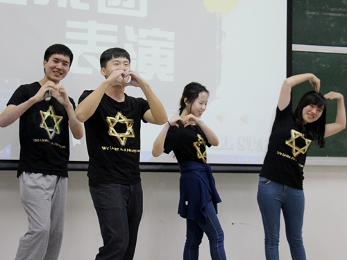 艺术团歌队倾情演出