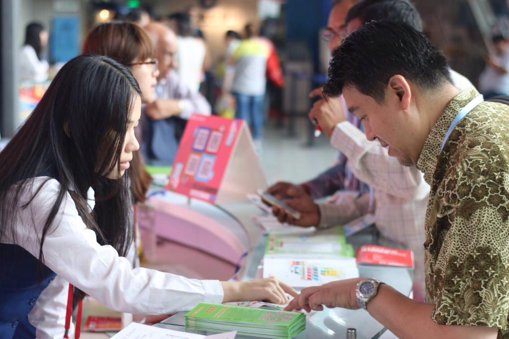 图四咨询处工作人员为外商们答疑解惑