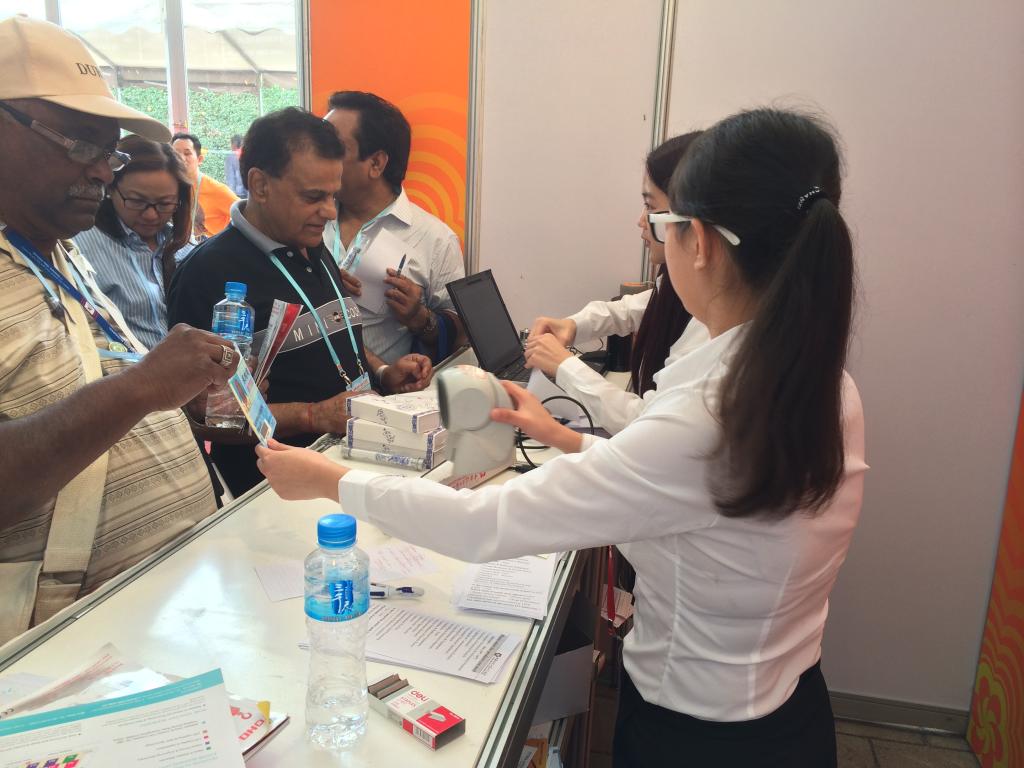 图二络绎不绝的外商们