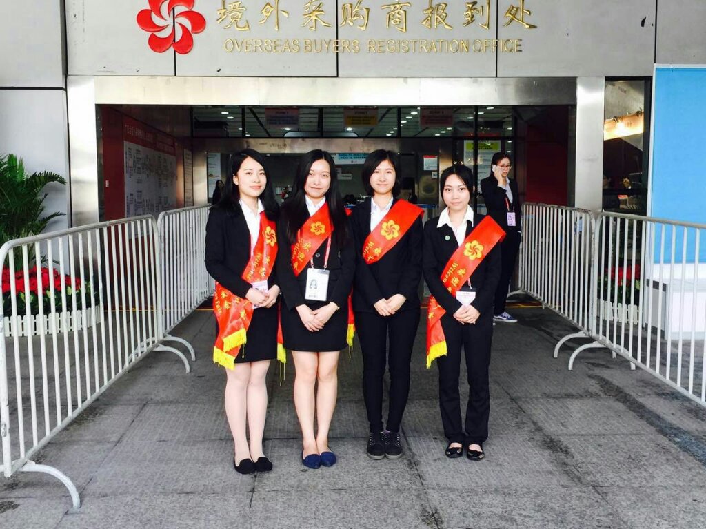 C区境外办证咨询导向人员-四人合影