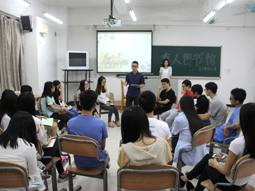 图一:同学们在认真倾听