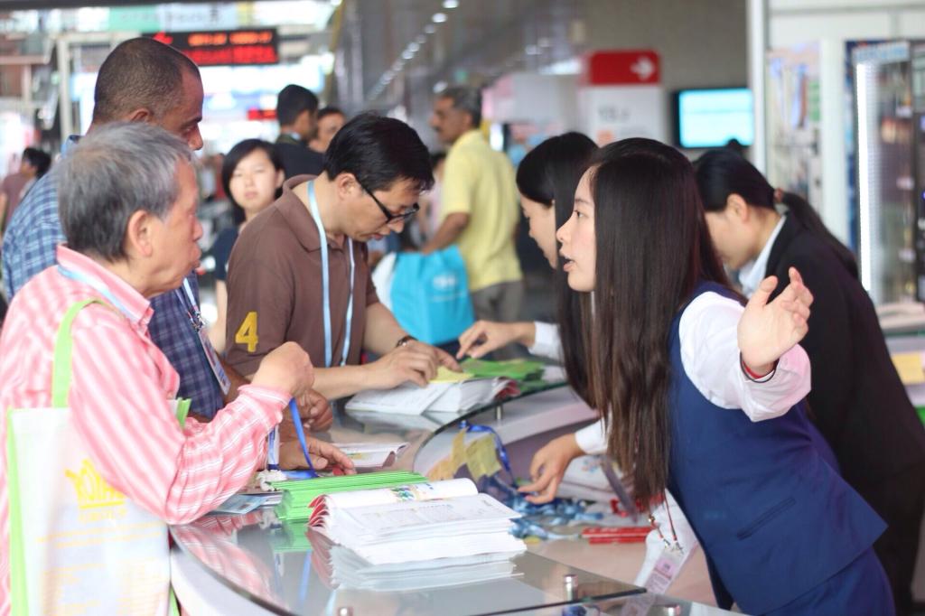 图三咨询处工作人员为外商们答疑解惑